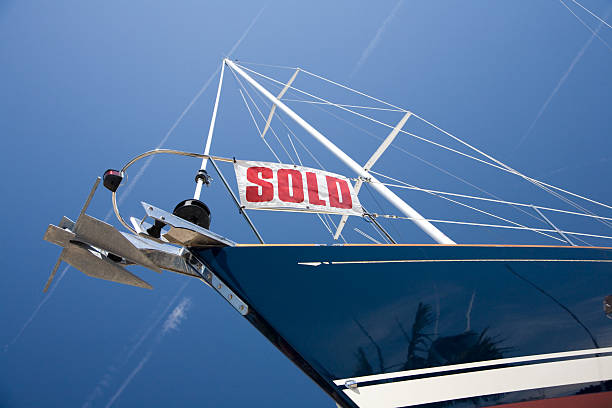 What is the difference between boat dealers and yacht brokers?
